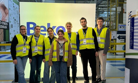 Studenci podczas warsztat&oacute;w w firmie Beko