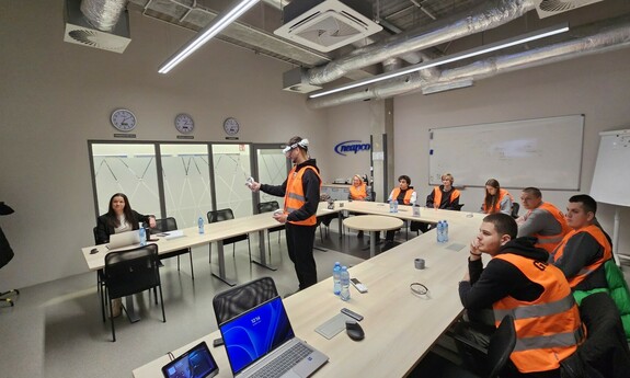 Studenci na zajęcia wyjazdowych w firmie Neapco