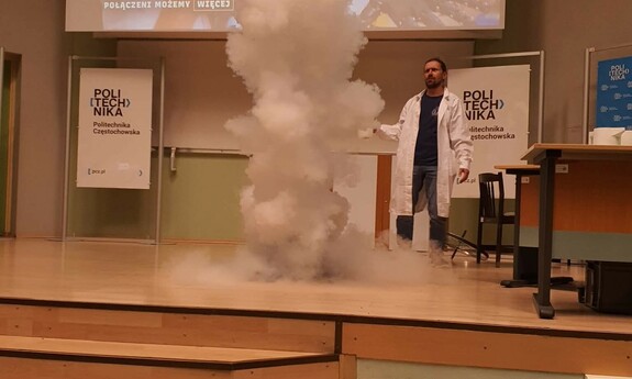 Noc Innowacji 2025 - pokazy Fizyka wok&oacute;ł nas