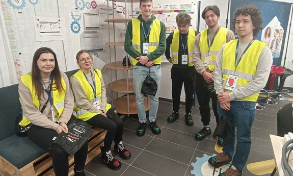 Studenci podczas warsztat&oacute;w w firmie Beko