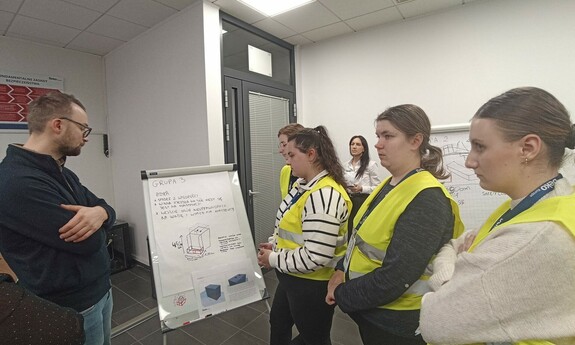 Studenci podczas warsztat&oacute;w w firmie Beko