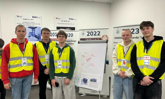 Studenci podczas warsztat&oacute;w w firmie Beko