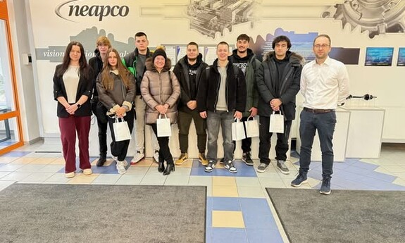 Studenci na zajęcia wyjazdowych w firmie Neapco