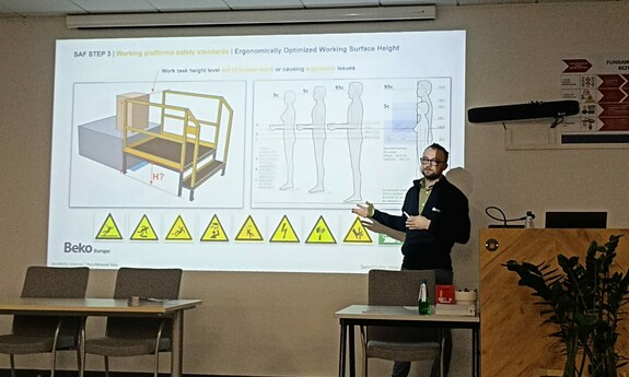 Studenci podczas warsztat&oacute;w w firmie Beko