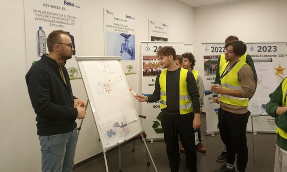 Studenci podczas warsztat&oacute;w w firmie Beko